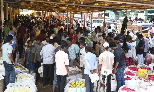 Flower Prices Shoot Up in Telangana for Dasara Flower Prices Shoot Up in Telangana for Dasara