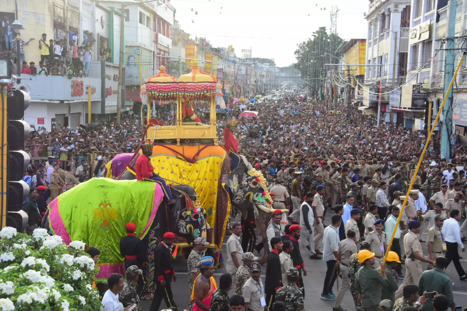 Lakhs Wait For Hours on Roads Of Mysuru City To Watch Jumbo Savari
