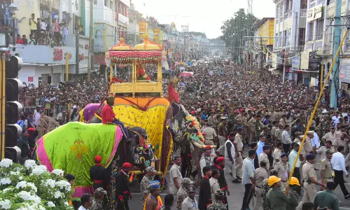 Lakhs Wait For Hours on Roads Of Mysuru City To Watch Jumbo Savari Lakhs Wait For Hours on Roads Of Mysuru City To Watch Jumbo Savari