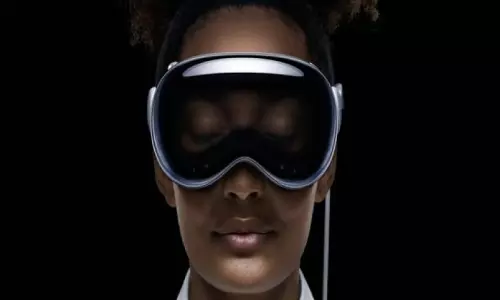 Apple Halts Vision Pro Overhaul to Focus on AI Glasses: Report