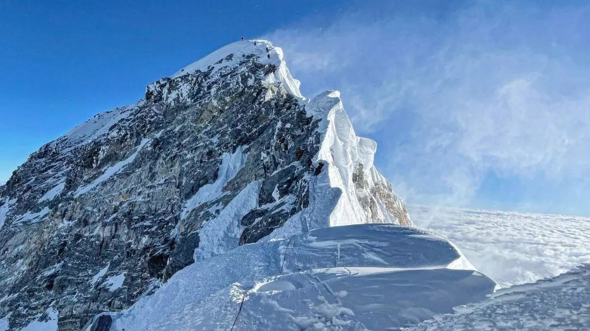 1,000 Climbers Trapped on Everest After Blizzard