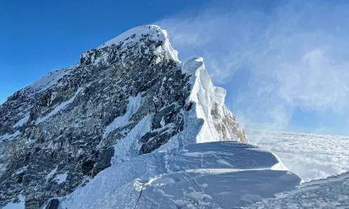 1,000 Climbers Trapped on Everest After Blizzard