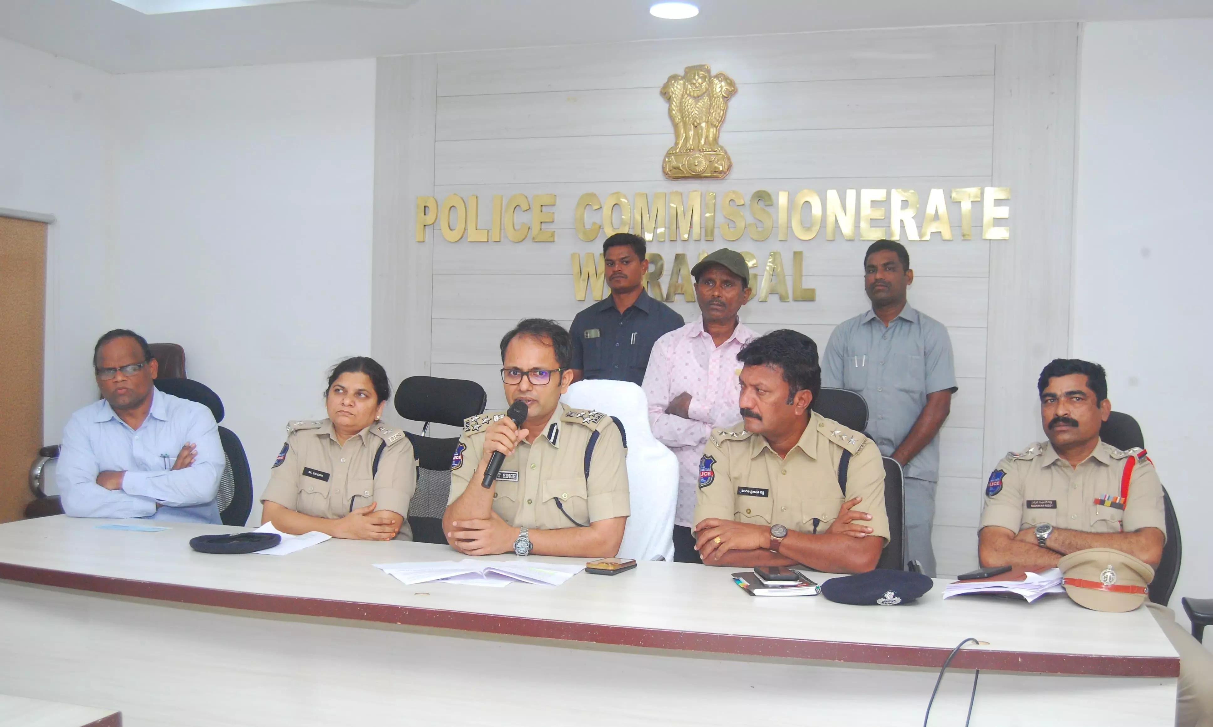 Senior Maoist leader gives up arms