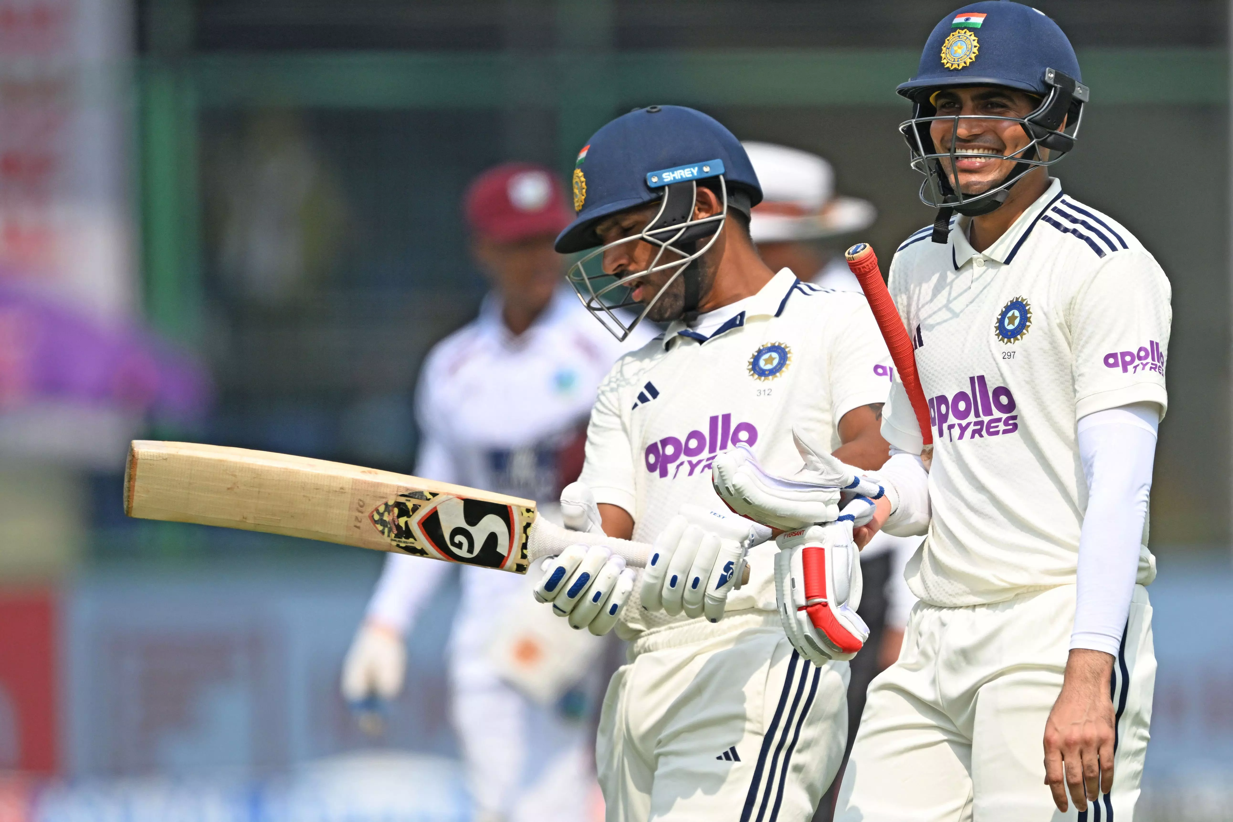 India Reach 427/4 at Lunch on Day 2