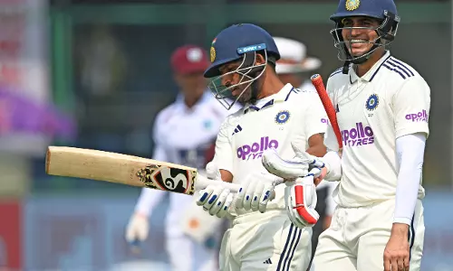 India Reach 427/4 at Lunch on Day 2