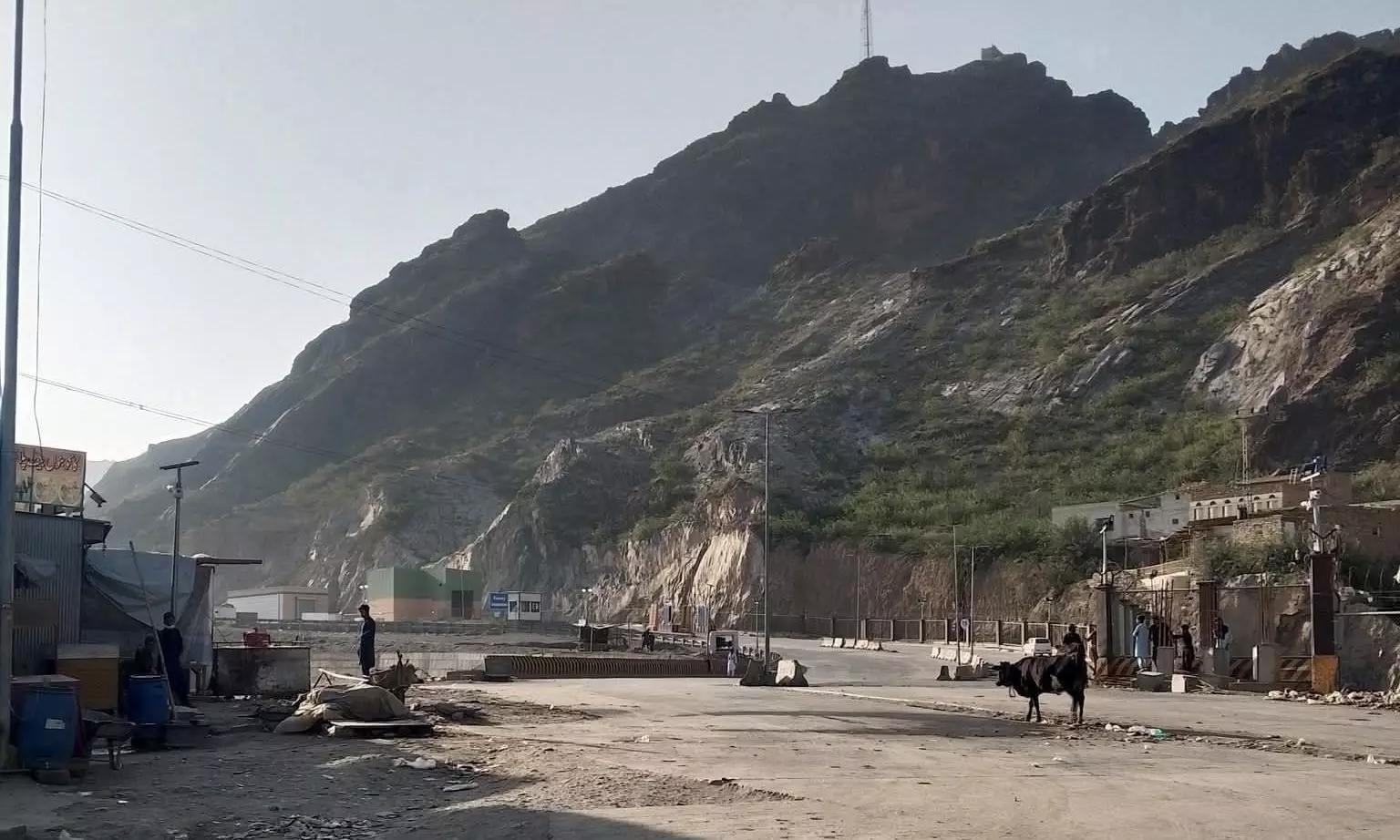 Pakistan-Afghanistan Border Crossings Shut Down Following Intense Clashes