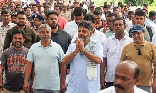 BJP MLA Munirathna Disrupts Shivakumar’s Outreach Event in Bengaluru