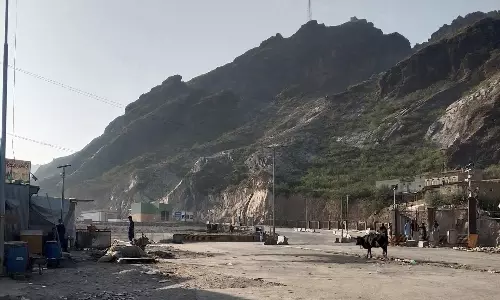 Pakistan-Afghanistan Border Crossings Shut Down Following Intense Clashes