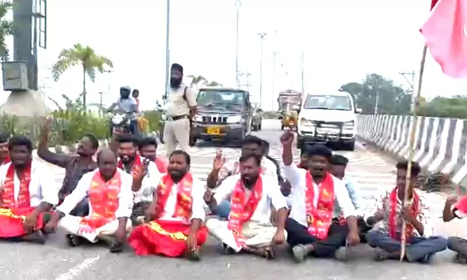 Protesters Seek Road Repairs, Lighting at Karimnagar Cable Bridge