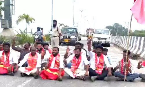 Protesters Seek Road Repairs, Lighting at Karimnagar Cable Bridge Protesters Seek Road Repairs, Lighting at Karimnagar Cable Bridge