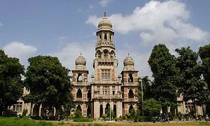 Video of 2 Students Kissing in Classroom at Vadodara’s MSU Goes Viral; Probe Ordered