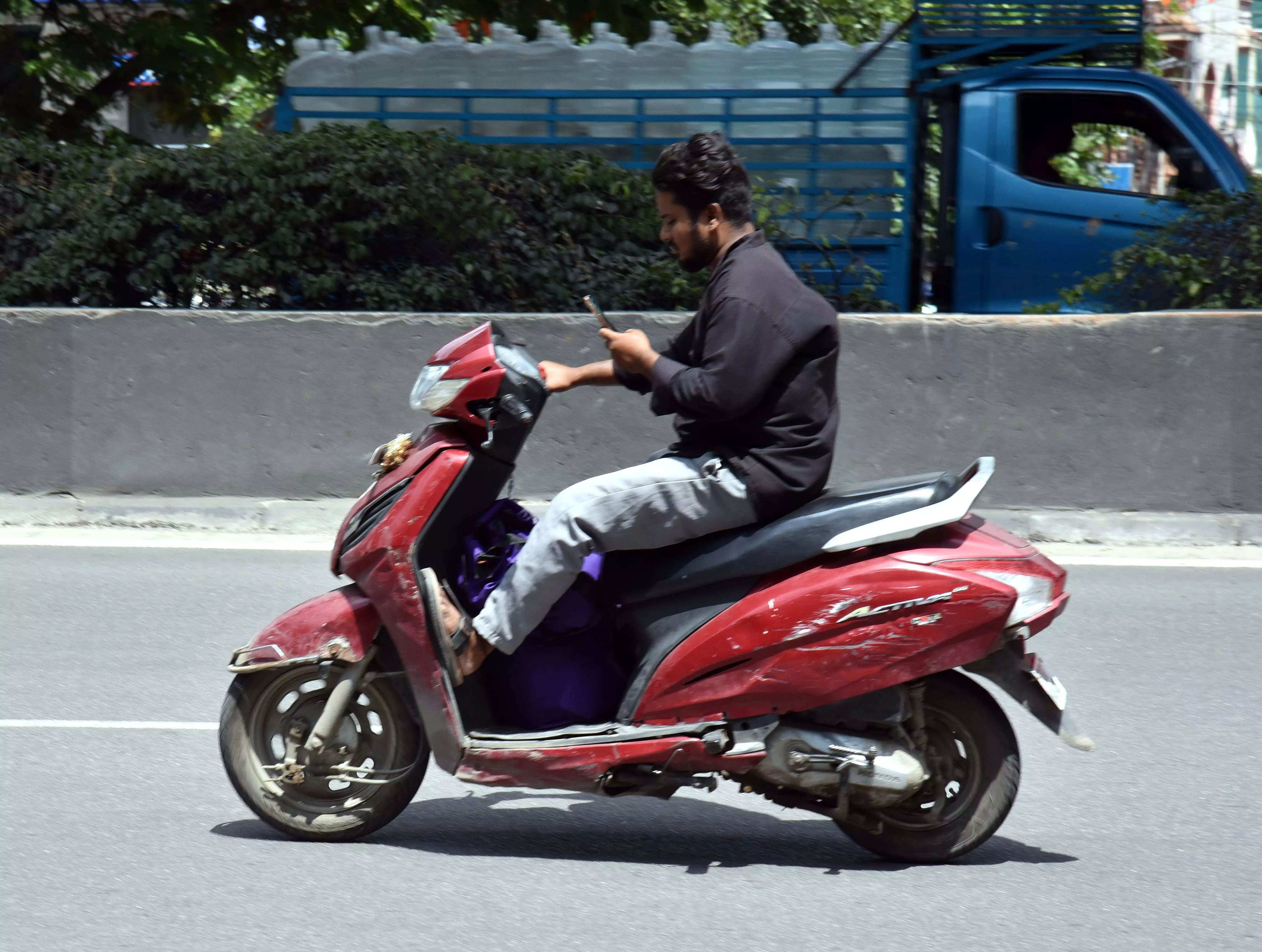 Traffic Police to Seize Vehicle for Using Mobile While Driving