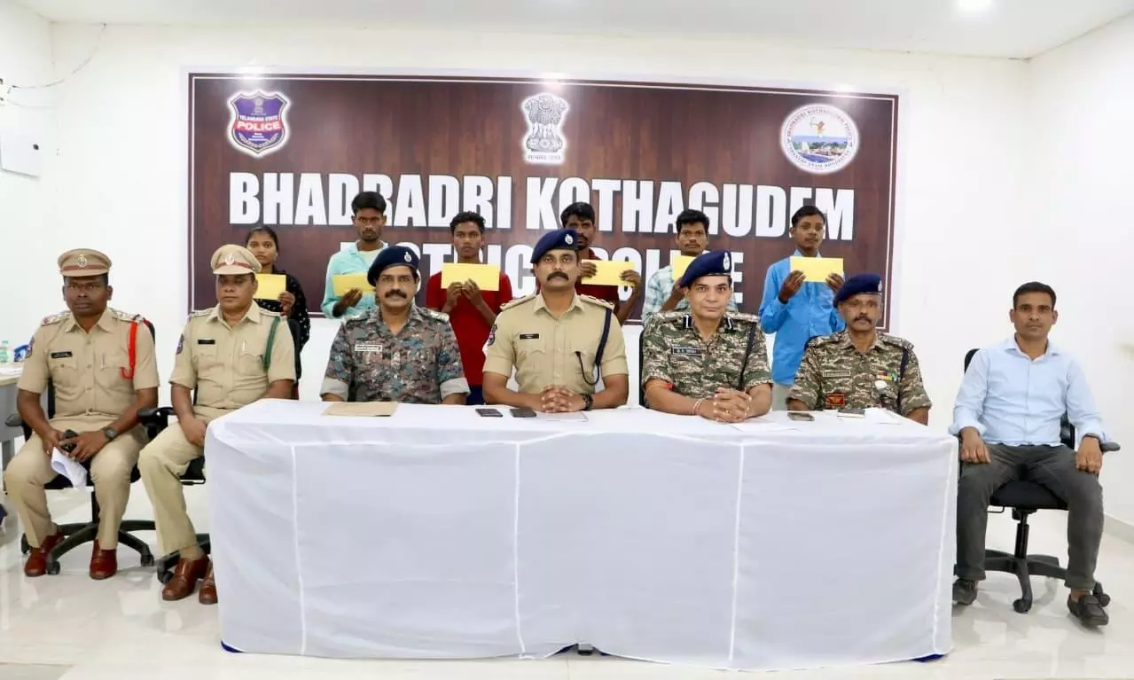 6 Maoists Surrender Before Kothgudem SP 6 Maoists Surrender Before Kothgudem SP