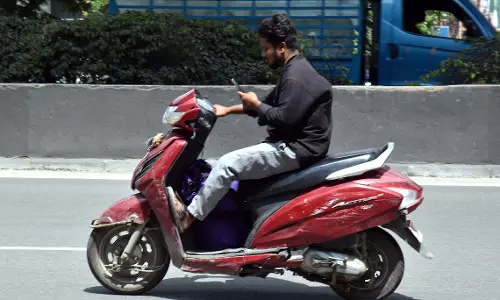 Traffic Police to Seize Vehicle for Using Mobile While Driving