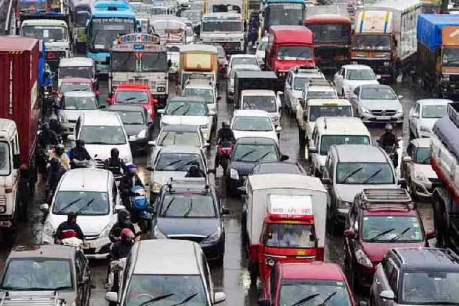 Over 500 Students Trapped 12 Hours in Mumbai-Ahmedabad Highway Traffic Jam