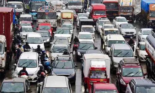 Over 500 Students Trapped 12 Hours in Mumbai-Ahmedabad Highway Traffic Jam