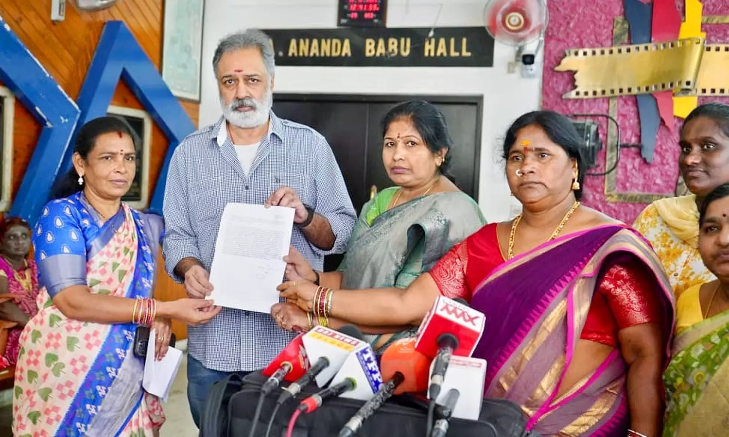 Women Activists Raise Objections Against Prabhutva Sarai Dukanam