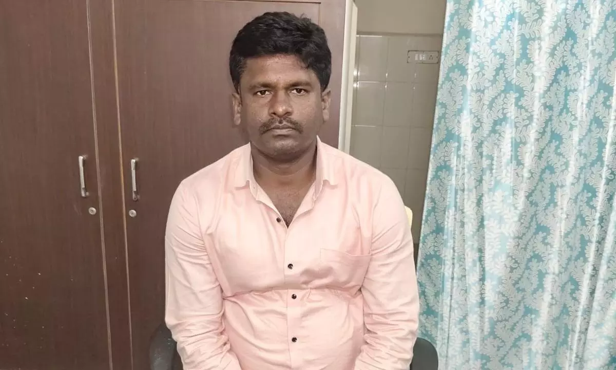 ACB Nabs Fire Officer Taking Rs 8,000 Bribe ACB Nabs Fire Officer Taking Rs 8,000 Bribe