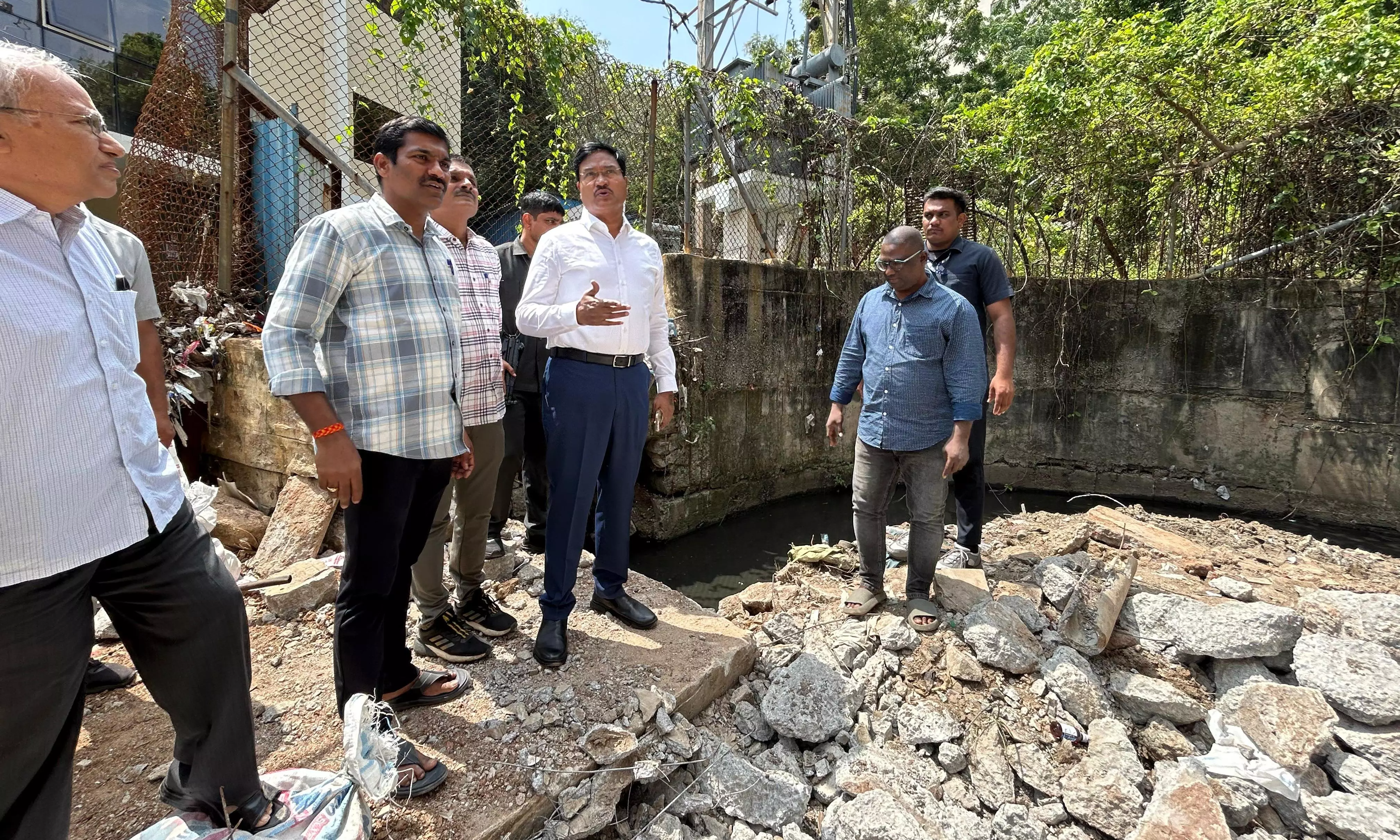 HYDRAA Chief Inspects Desilting Works in Ameerpet HYDRAA Chief Inspects Desilting Works in Ameerpet