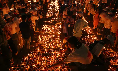 Goddess Lakshmi Mantras to Chant this Diwali for Wealth and Prosperity