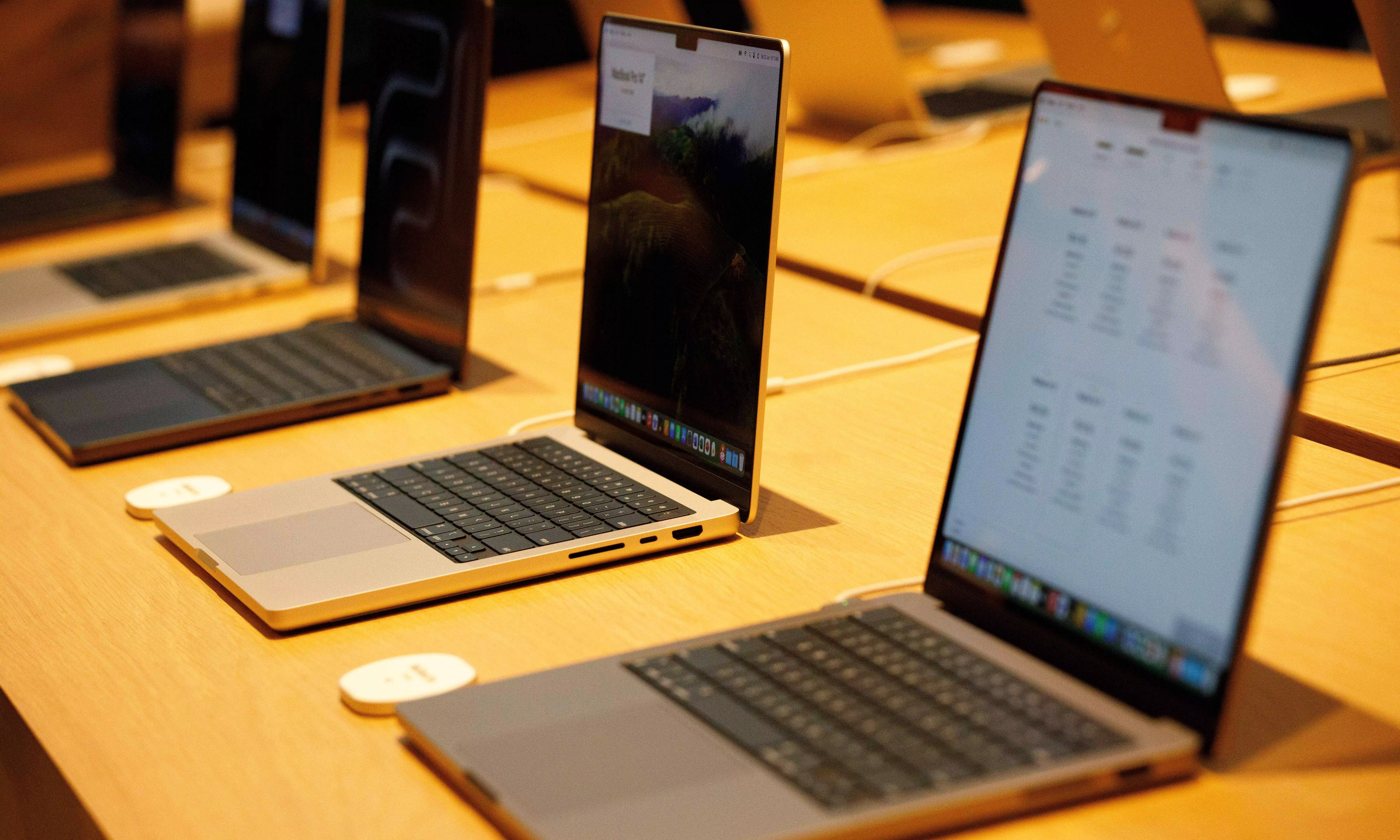 Apple Plans to Launch Touchscreen MacBook Pros With Punch-Hole Design Apple Plans to Launch Touchscreen MacBook Pros With Punch-Hole Design