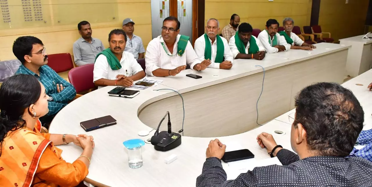 Dharwad DC Directs Sugar Factories to Follow Govt-Fixed Rates For Cane Cutting