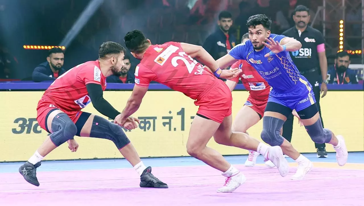 Super-Sub Akshit Leads Charge as Dabang Delhi Fend off Resilient Tamil Thalaivas, Go Level on Points With Puneri Paltan
