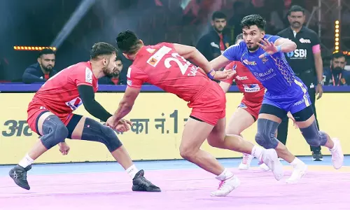 Super-Sub Akshit Leads Charge as Dabang Delhi Fend off Resilient Tamil Thalaivas, Go Level on Points With Puneri Paltan Super-Sub Akshit Leads Charge as Dabang Delhi Fend off Resilient Tamil Thalaivas, Go Level on Points With Puneri Paltan