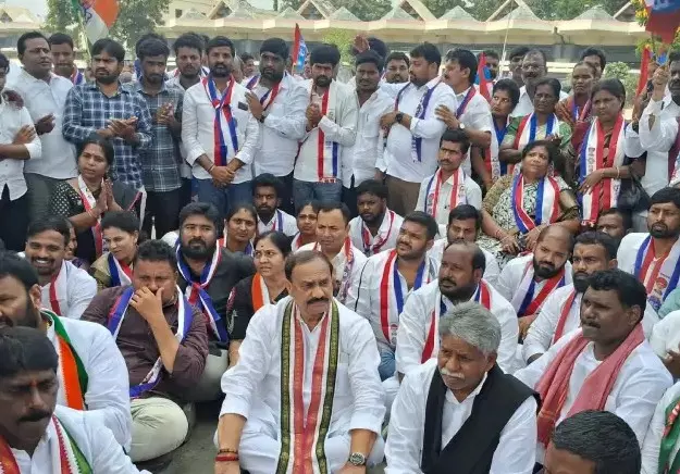 TPCC Chief Mahesh Kumar, Manda Krishna Join BC Bandh at MGBS Hyderabad