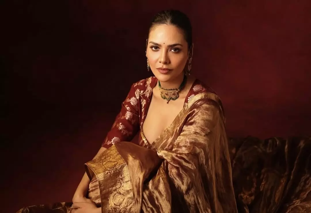 Esha Gupta’s Dazzling Festive Fashion: A Style Guide for Diwali 2025 Esha Gupta’s Dazzling Festive Fashion: A Style Guide for Diwali 2025