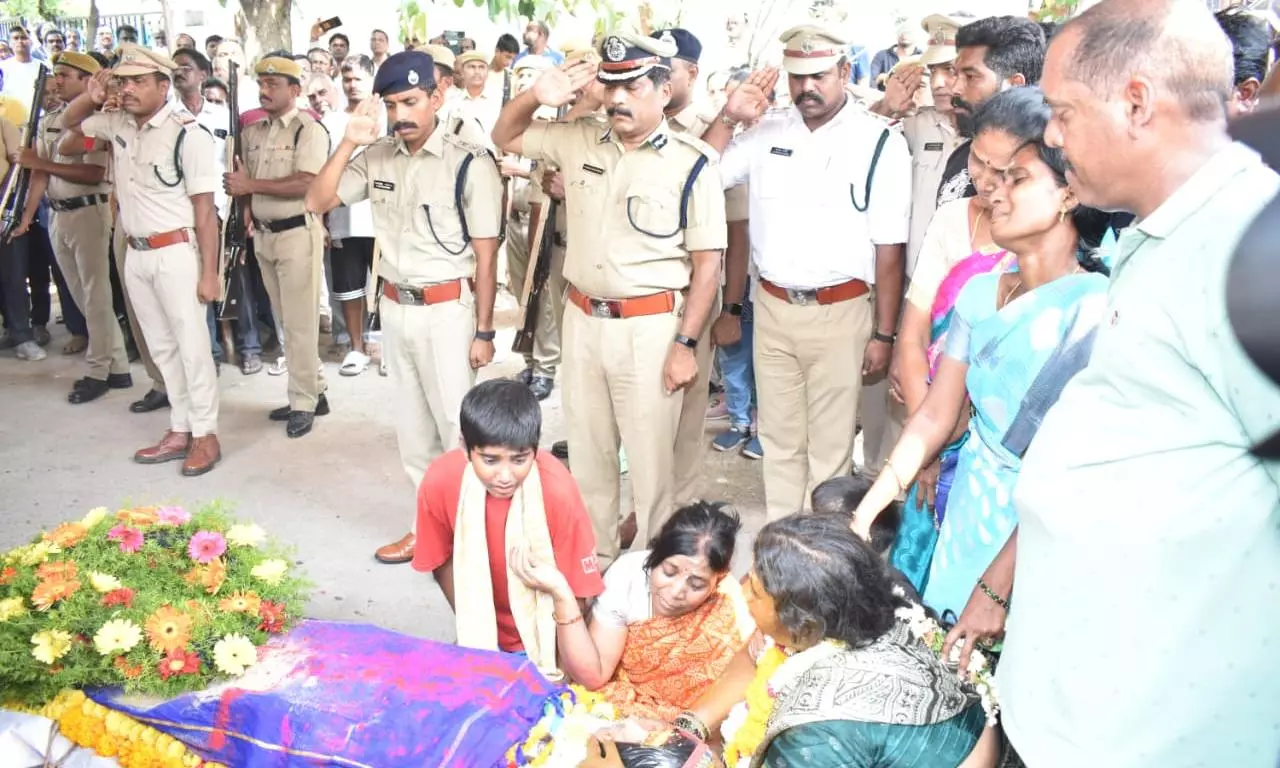 Thief Kills Cop Taking Him On A Bike Thief Kills Cop Taking Him On A Bike