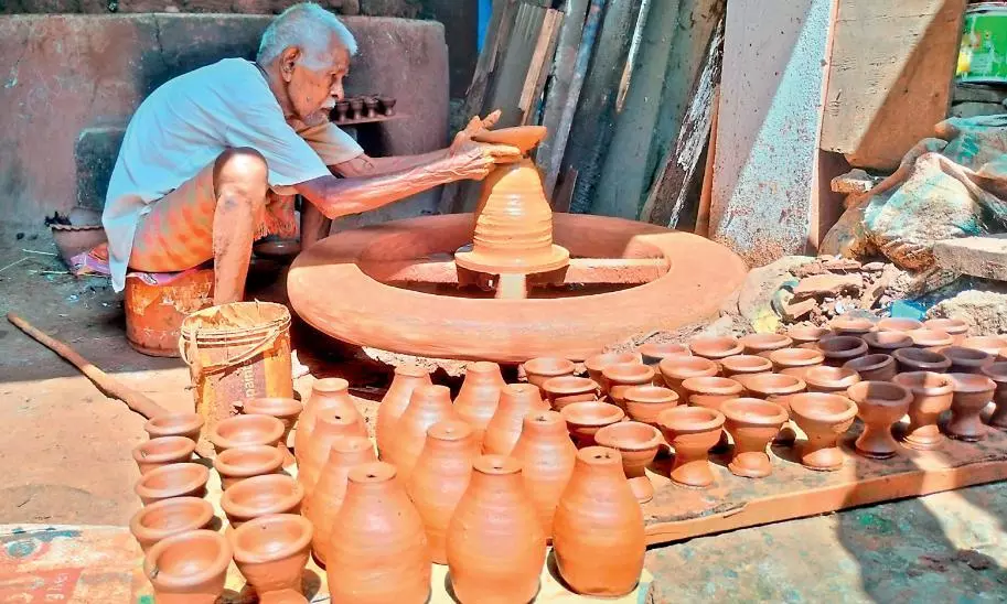 Kummari Veedhi Diya Makers Keep Tradition Alive