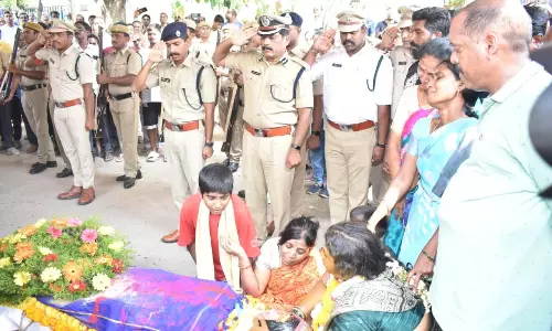 Thief Kills Cop Taking Him On A Bike