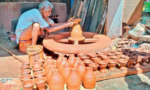 Kummari Veedhi Diya Makers Keep Tradition Alive