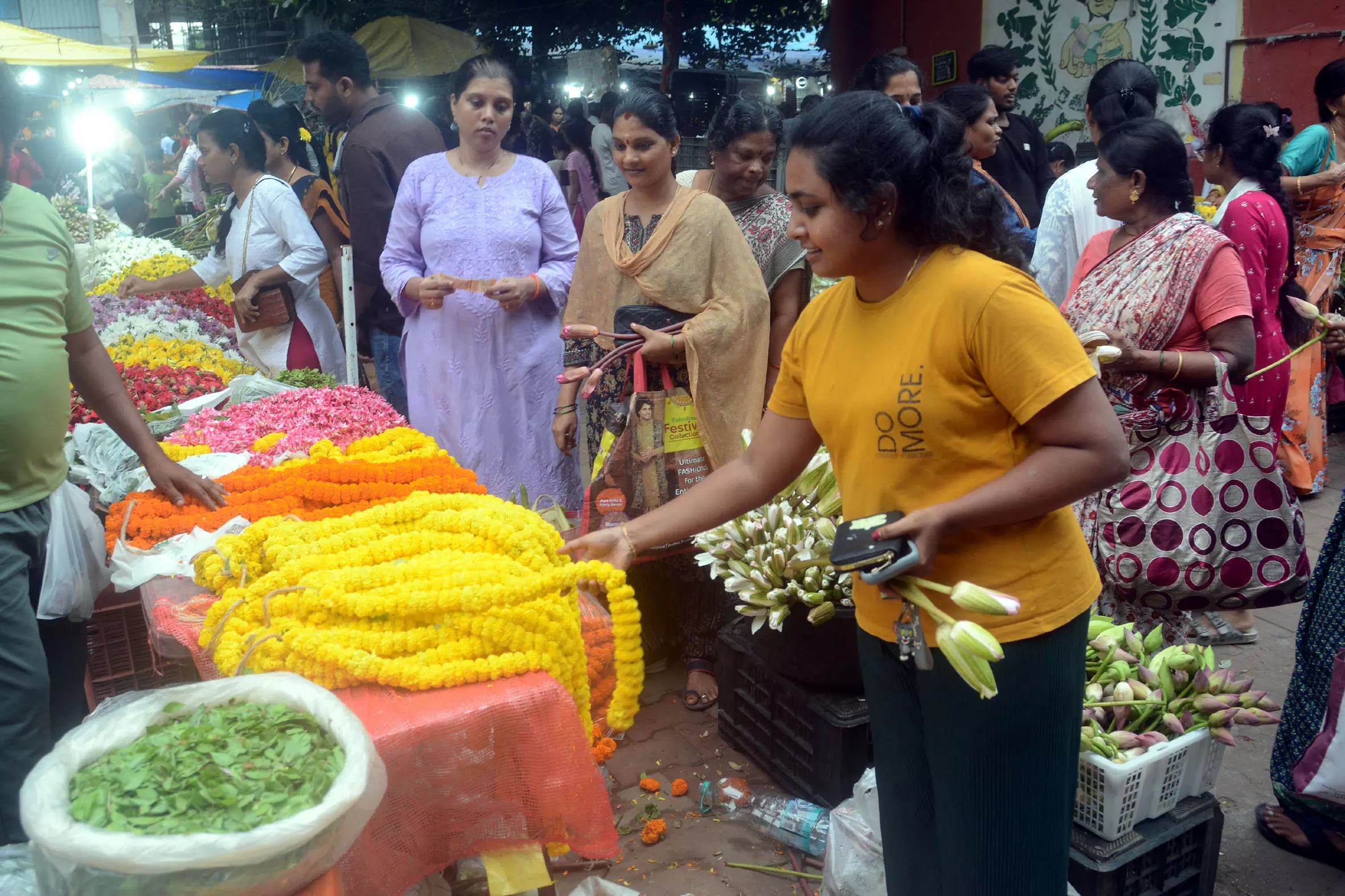 Vizag’s Anandapuram Flower Market Bursting With Festive Energy
