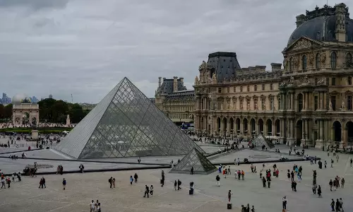 Louvre Museum Closes After Theft Louvre Museum Closes After Theft