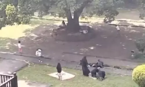 Hindu Outfits Protest After Viral Video Shows Women Offering Namaz at Pune’s Iconic Shaniwar Wada Hindu Outfits Protest After Viral Video Shows Women Offering Namaz at Pune’s Iconic Shaniwar Wada