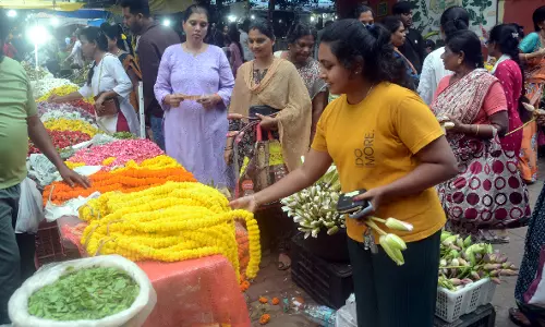 Vizag’s Anandapuram Flower Market Bursting With Festive Energy