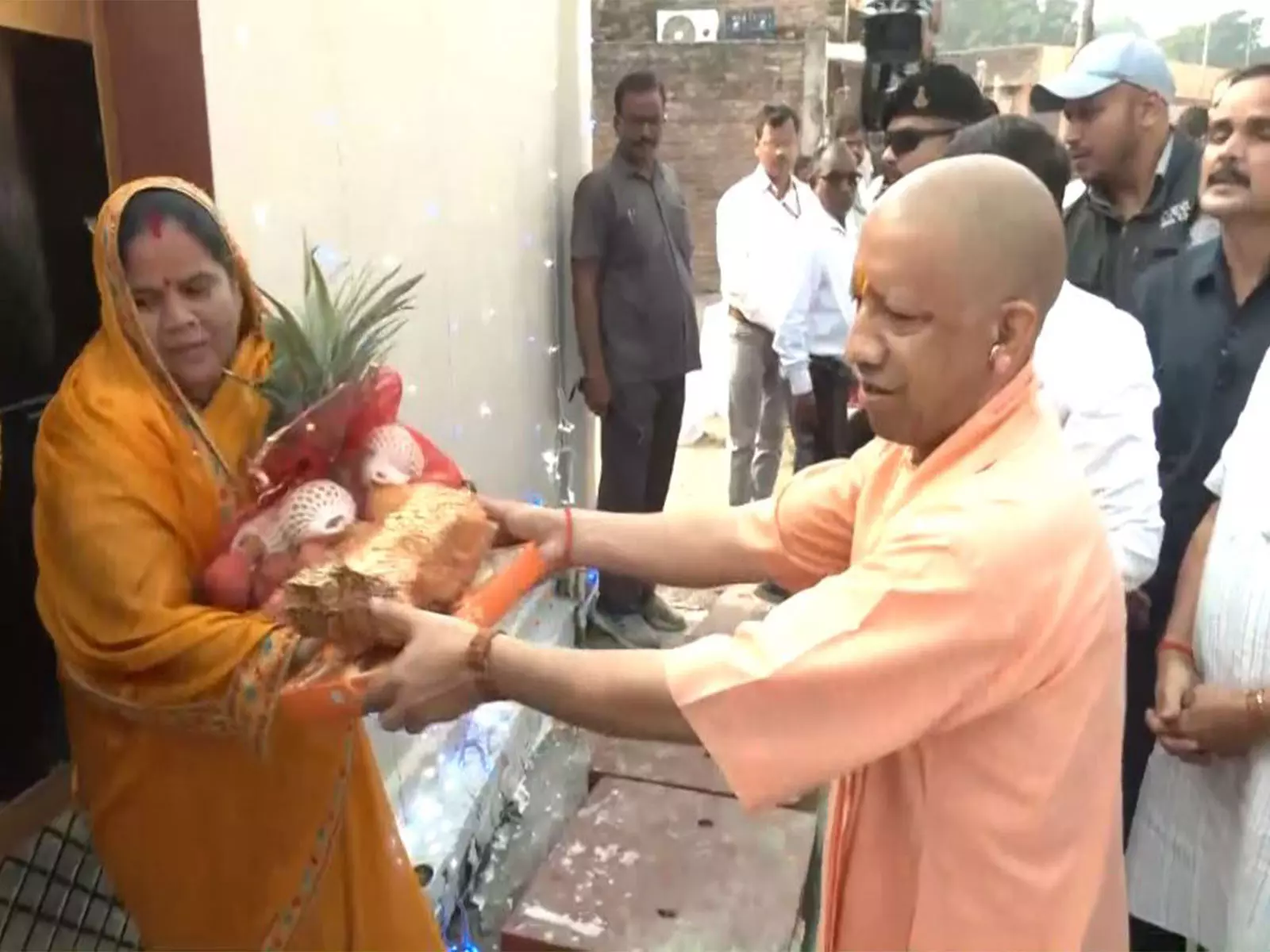 Yogi Adityanath Extends Diwali Wishes In Ayodhya, Distributes Sweets, Praises Cleanliness Yogi Adityanath Extends Diwali Wishes In Ayodhya, Distributes Sweets, Praises Cleanliness