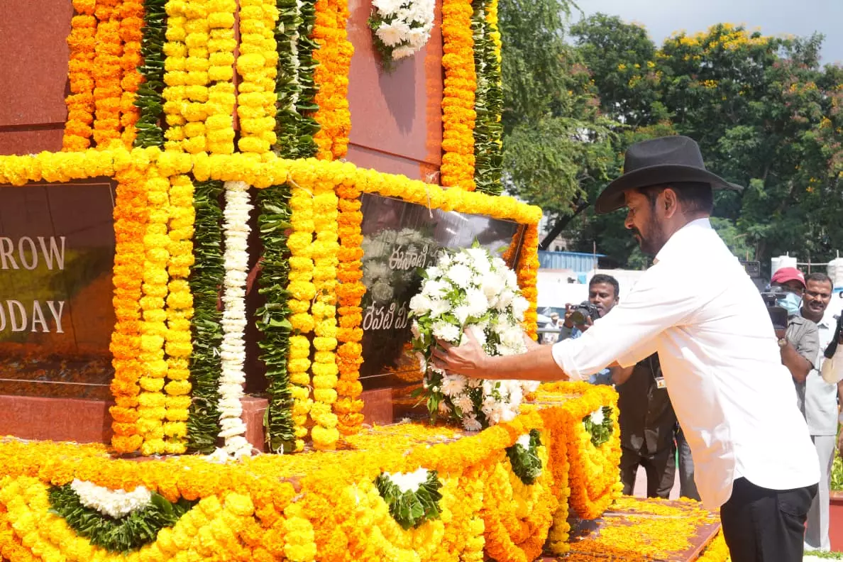 Shun Violence, Give Up Arms, CM Tells Maoists