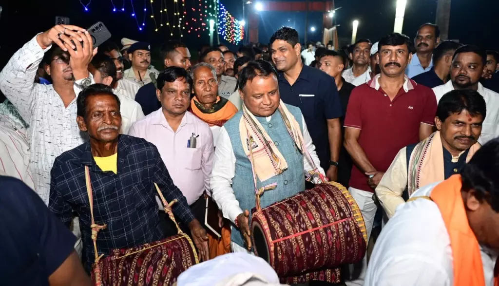 Odisha CM Mohan Majhi Pauses His Journey to Hear Villagers Voices Odisha CM Mohan Majhi Pauses His Journey to Hear Villagers Voices