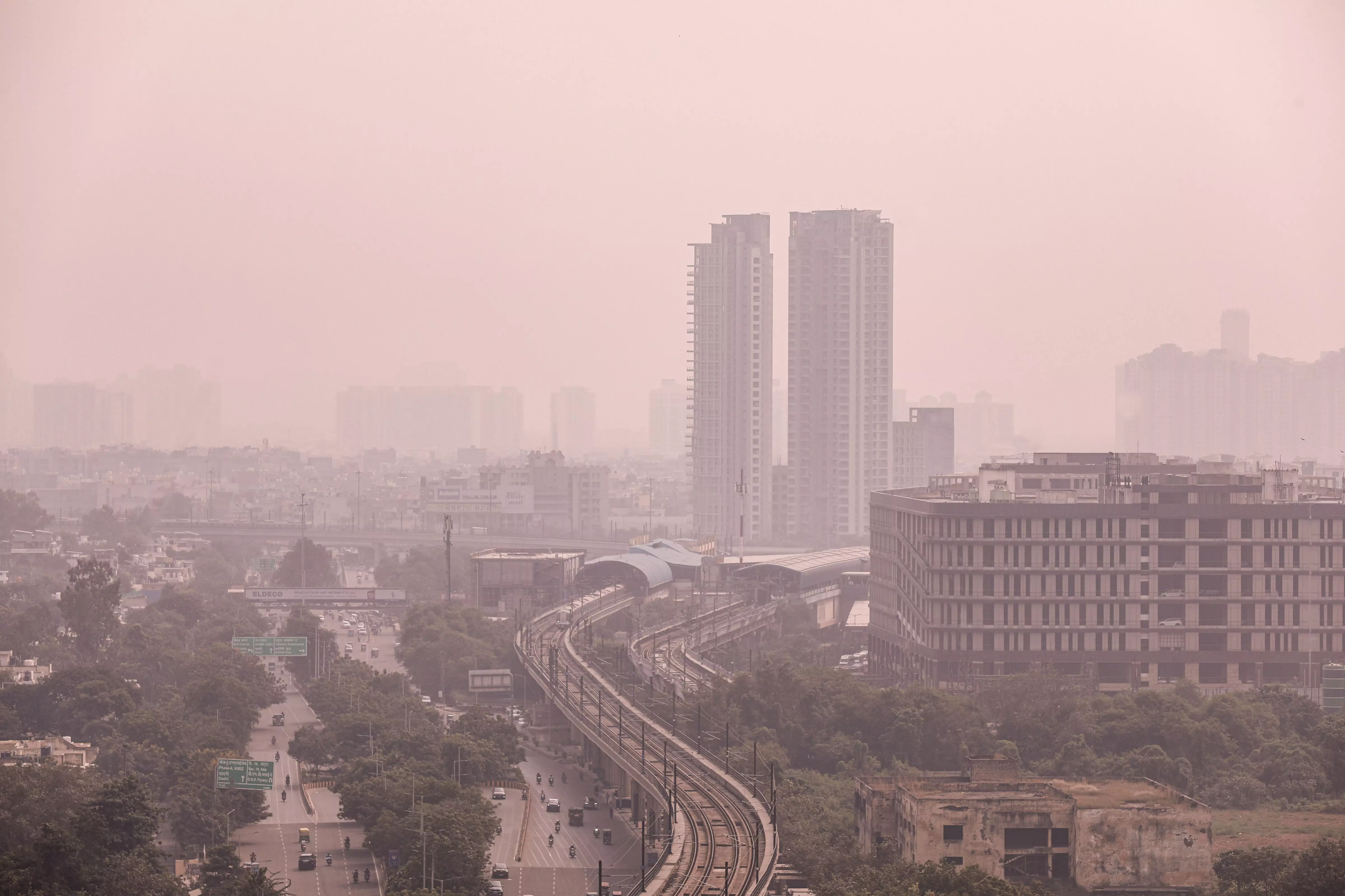 Delhi Air Quality Nears Severe Mark as Smog Chokes City Delhi Air Quality Nears Severe Mark as Smog Chokes City