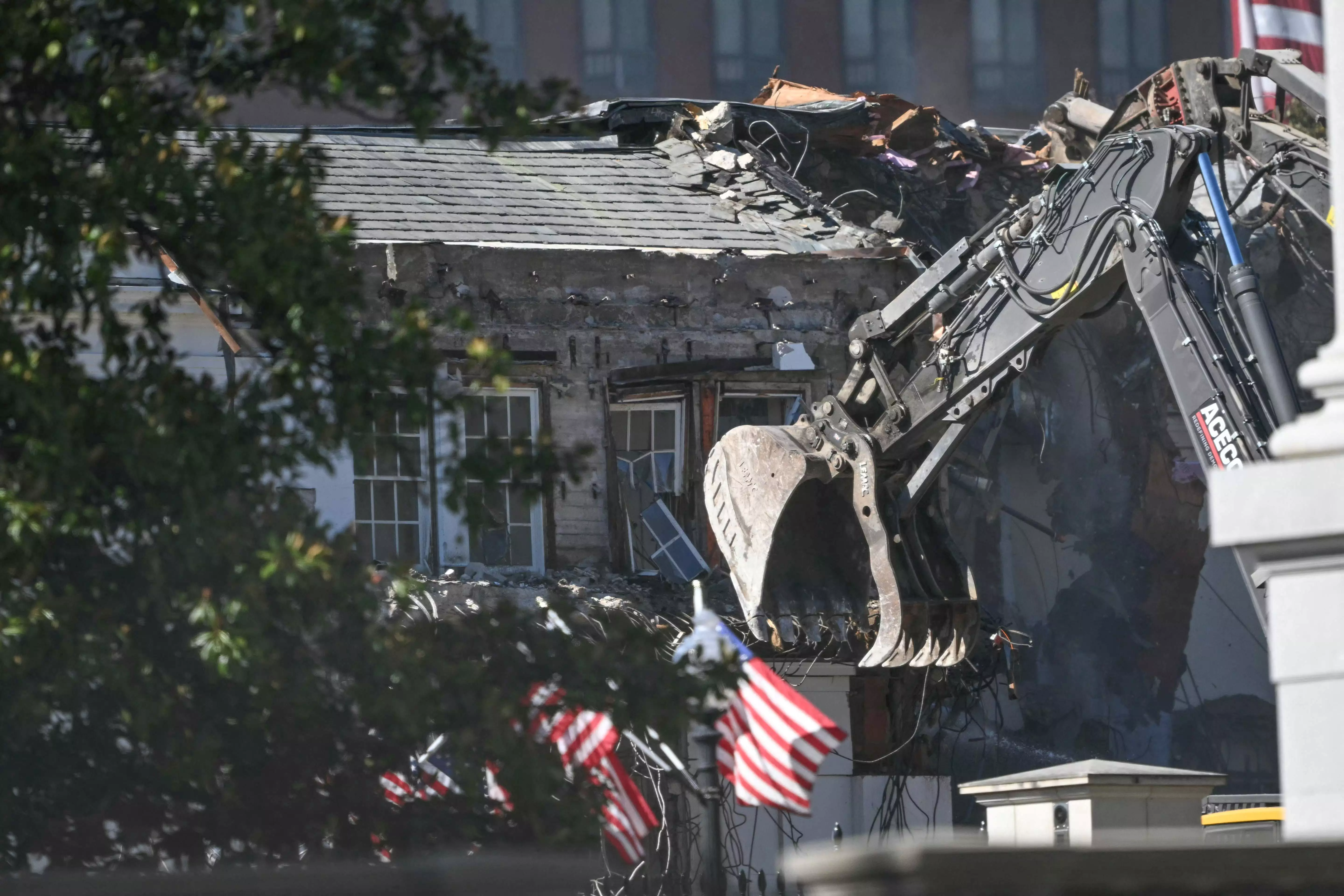 Trump Brushes off White House Demolition Critics Trump Brushes off White House Demolition Critics