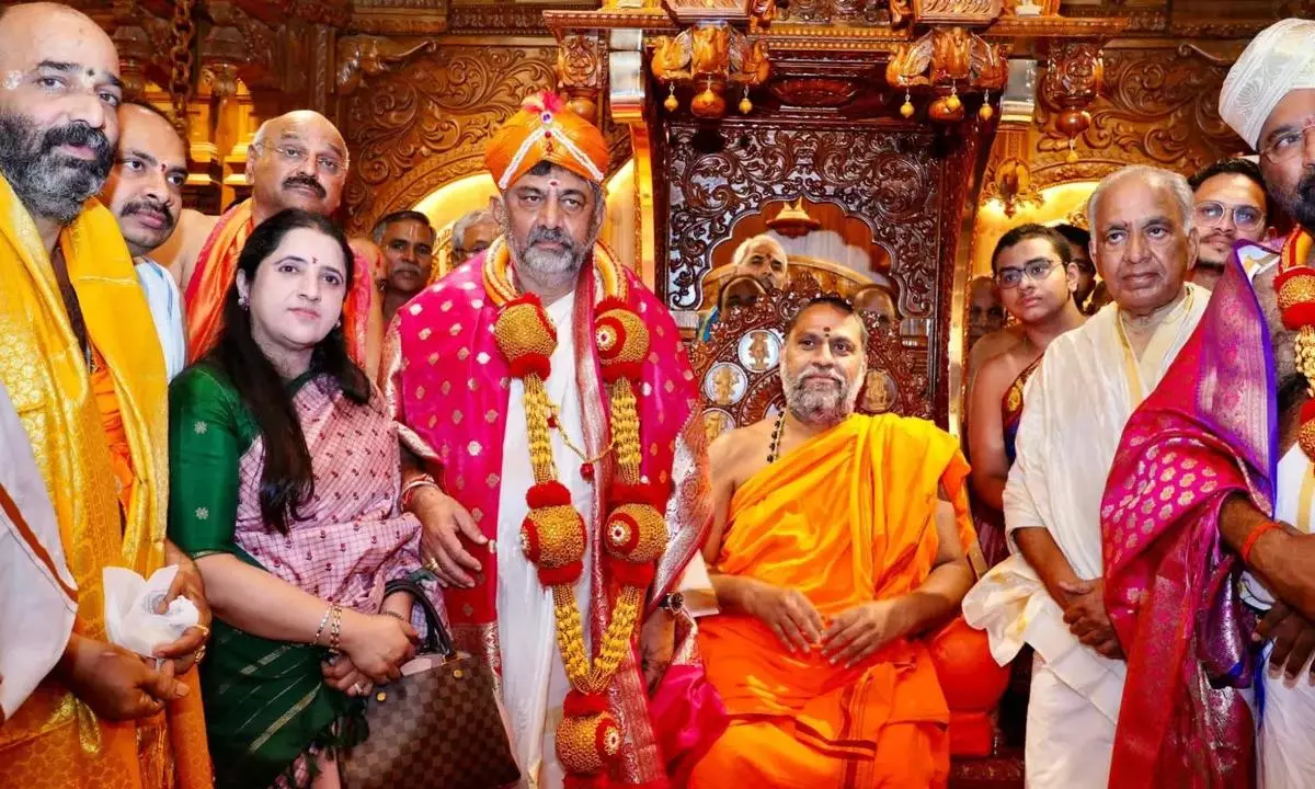 Karnataka Dy CM Offers Prayers At Mantralayam Karnataka Dy CM Offers Prayers At Mantralayam
