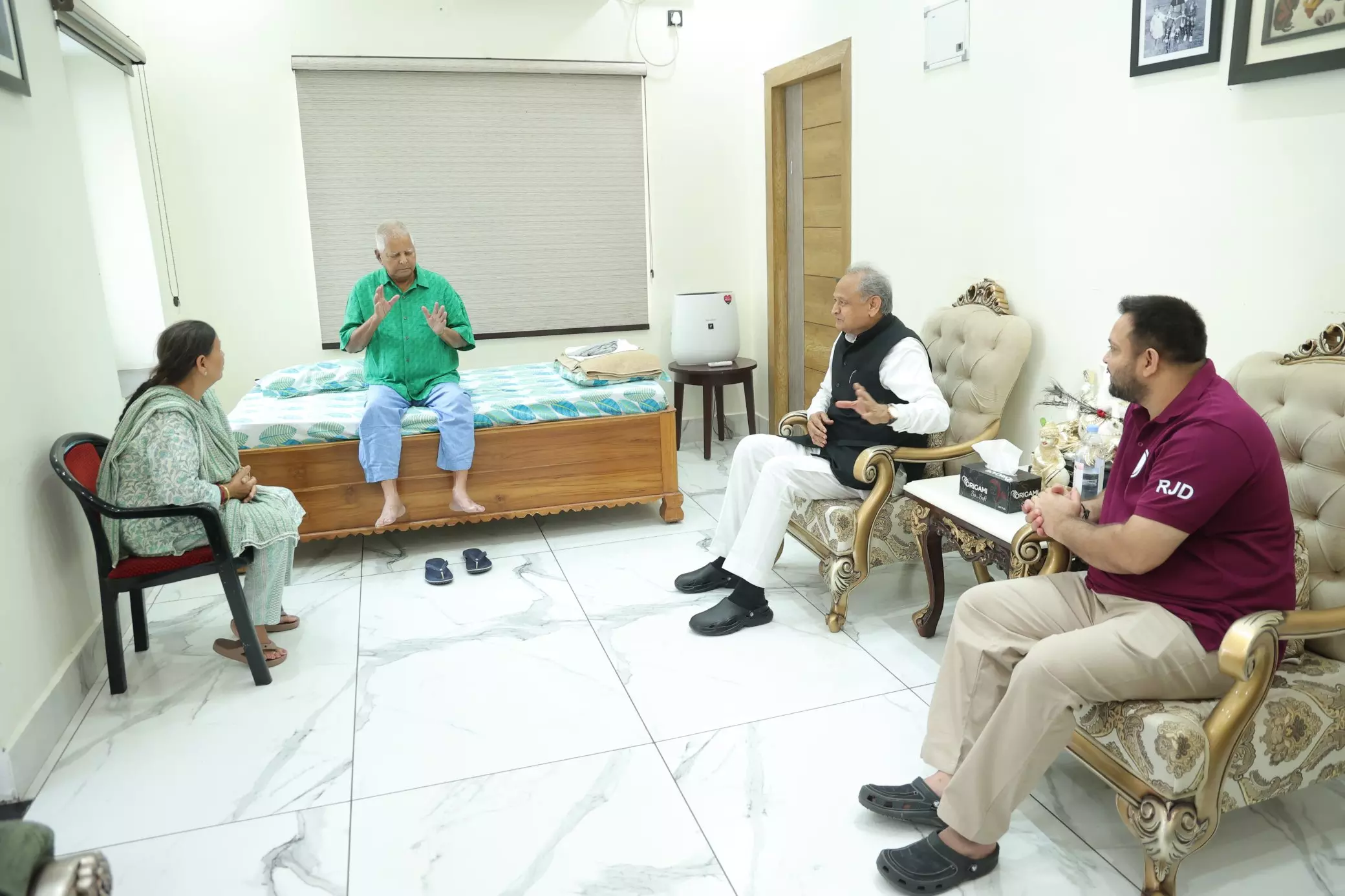 Gehlot Meets Lalu to Ease Tensions Within I.N.D.I.A. Bloc Gehlot Meets Lalu to Ease Tensions Within I.N.D.I.A. Bloc