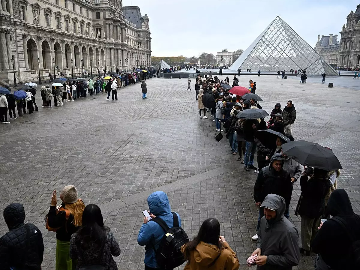 A Timeline of the Jewel Heist at the Louvre in Paris