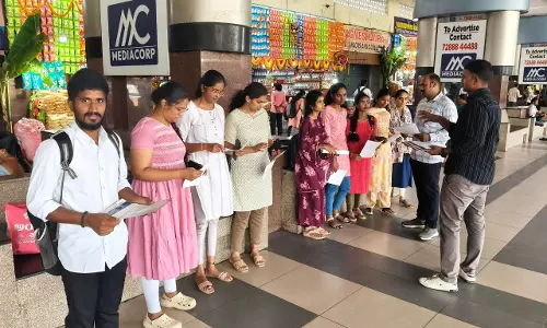 Cybercops Educate Passengers At MGBS