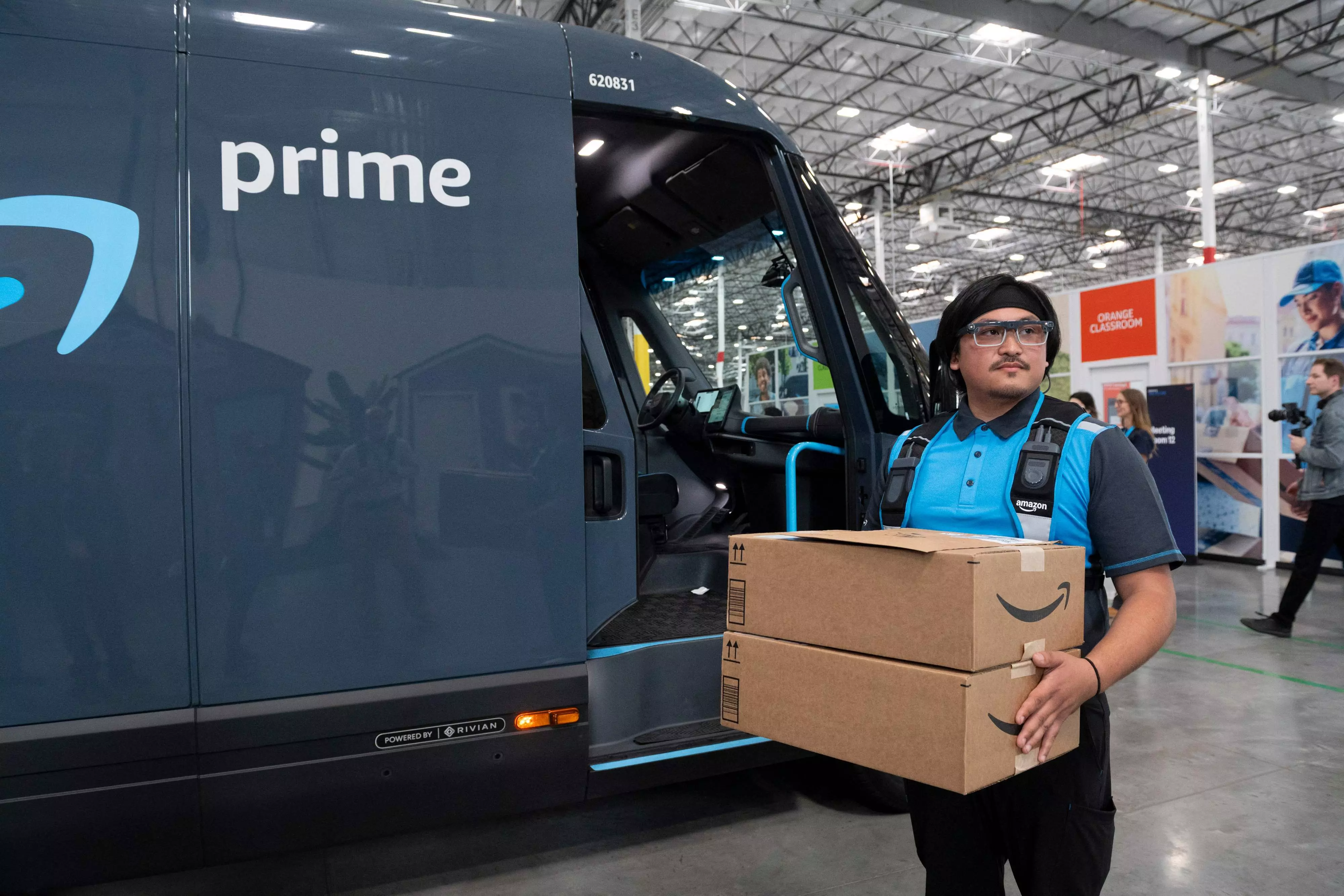 Amazon Uses AI to Make Robots Better Warehouse Workers