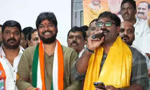 Folk Singer Nalgonda Gaddar Narsanna Backs Naveen Yadav; Key BRS Leaders Join Congress in Borabanda