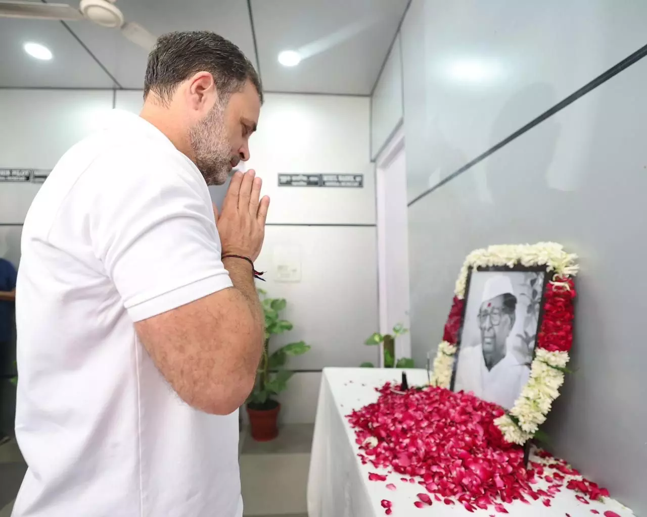 Congress Remembers Sitaram Kesri At Party HQ For The First Time Congress Remembers Sitaram Kesri At Party HQ For The First Time
